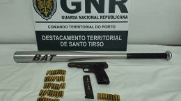 Foi apreendida uma arma de fogo, 75 munições e um bastão.