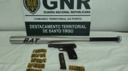 Foi apreendida uma arma de fogo, 75 munições e um bastão.