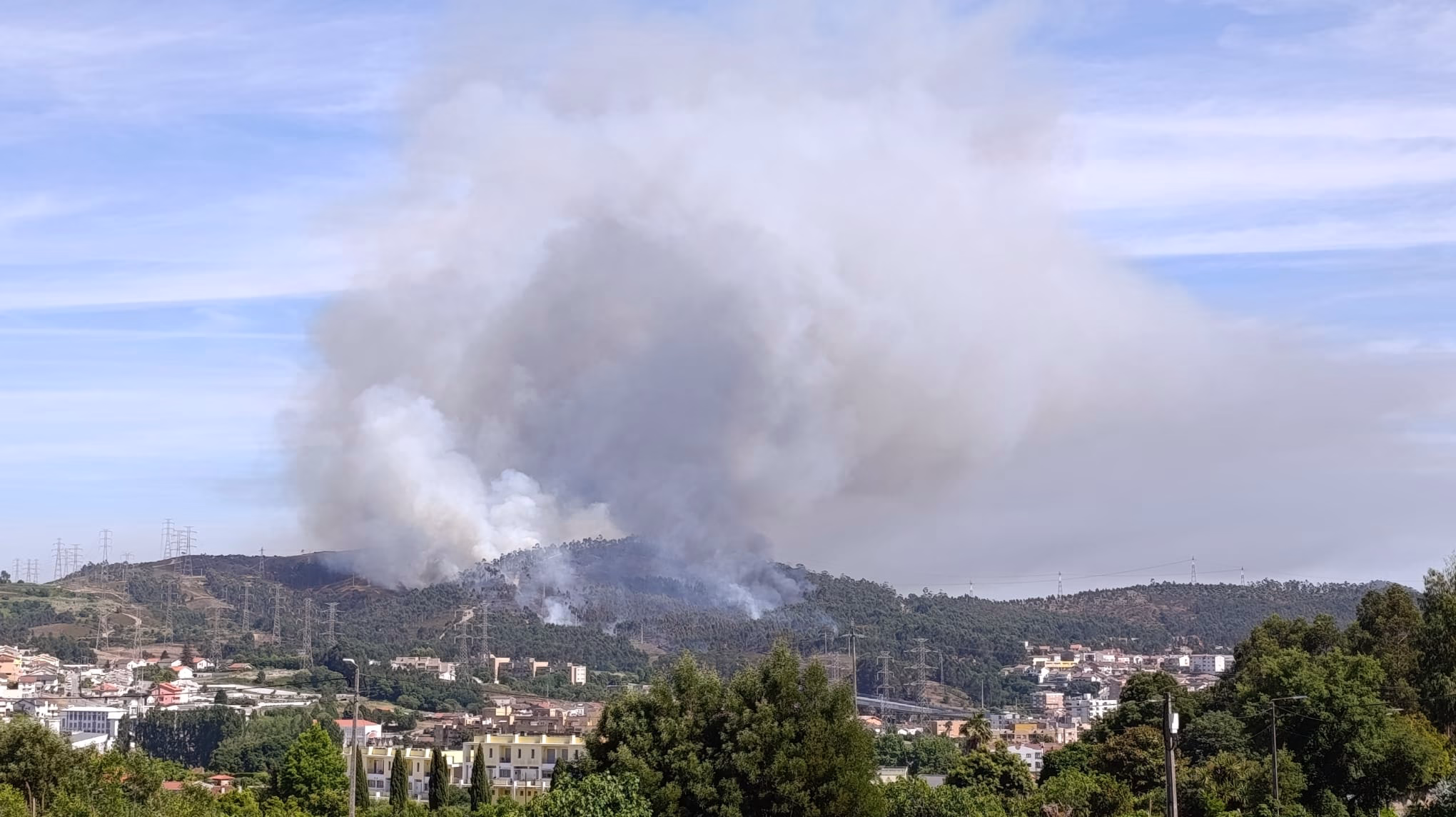 Incêndio mobiliza centena e meia de bombeiros em Alfena/Valongo 